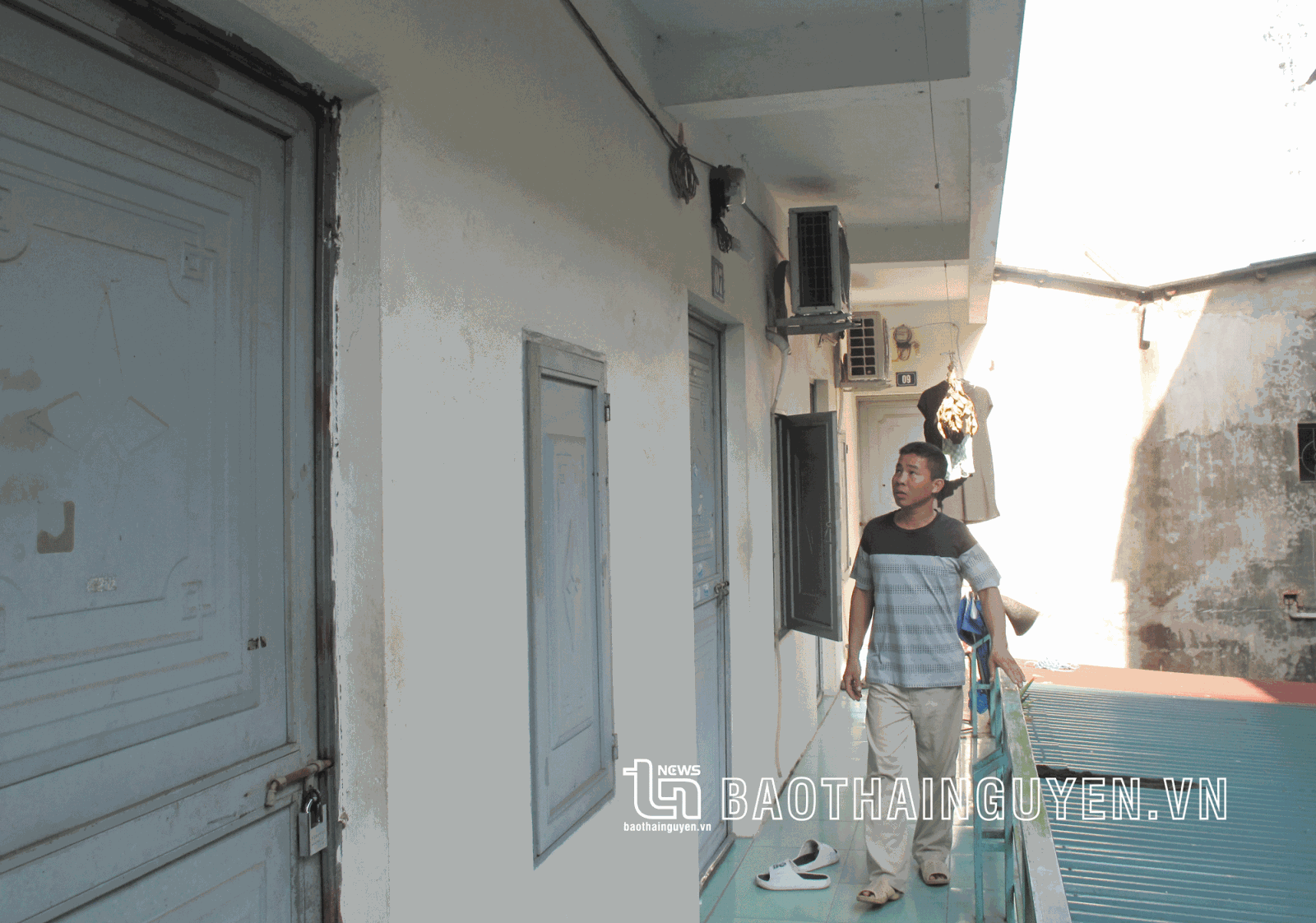  Một gia đình ở tổ 2, phường Quang Trung (TP. Thái Nguyên) có 9 phòng trọ lắp điều hòa, giá thuê 1,2 triệu/tháng, điện, nước tính riêng. Những khu trọ lắp đầy đủ điều hòa như này không nhiều.