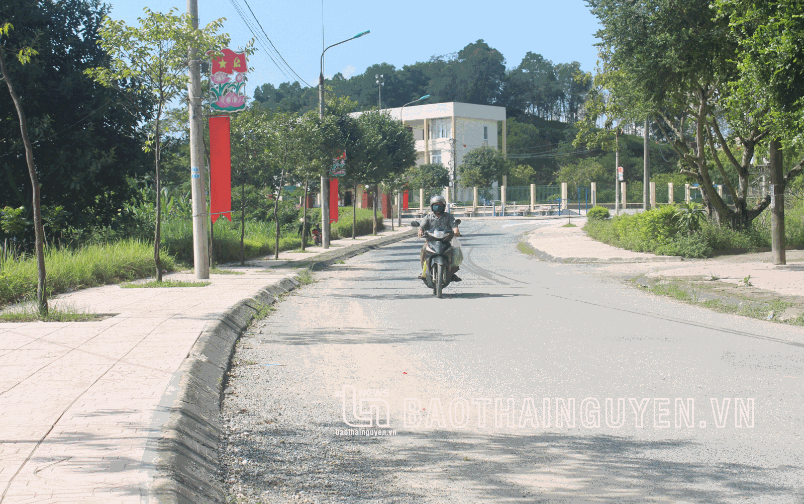  Hiện nay, hệ thống giao thông trên địa bàn xã Tân Quang được đầu tư xây dựng, nâng cấp và cải tạo, đáp ứng ngày một tốt hơn nhu cầu của nhân dân.