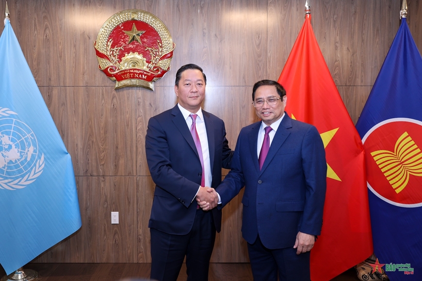  Thủ tướng Phạm Minh Chính tiếp ông Joseph Bae, Tổng giám đốc Quỹ đầu tư KKR.
