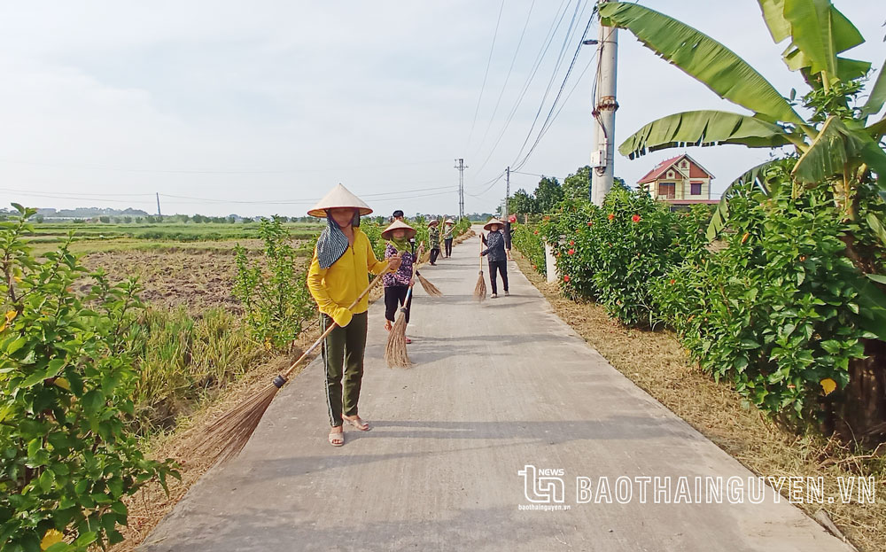  Hàng háng, người dân xã Dương Thành đều tổ chức vệ sinh để duy trì các tuyến đường sáng - xanh - sạch - đẹp.