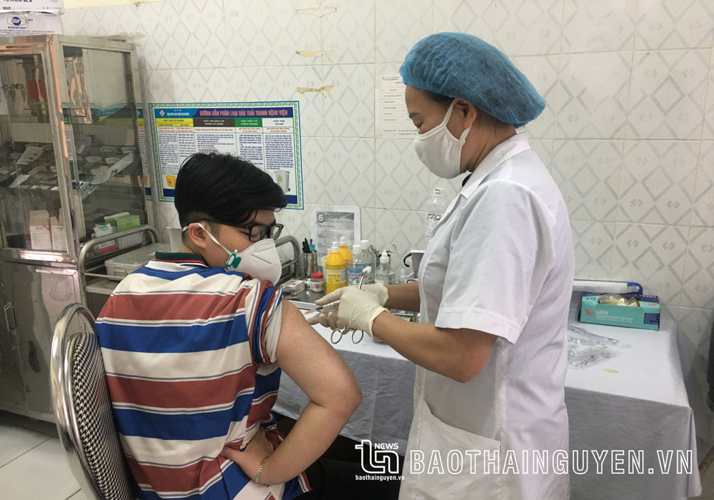  Cán bộ y tế phường Bãi Bông (TP. Phổ Yên) tiêm mũi vắc-xin phòng COVID-19 nhắc lại cho người dân.