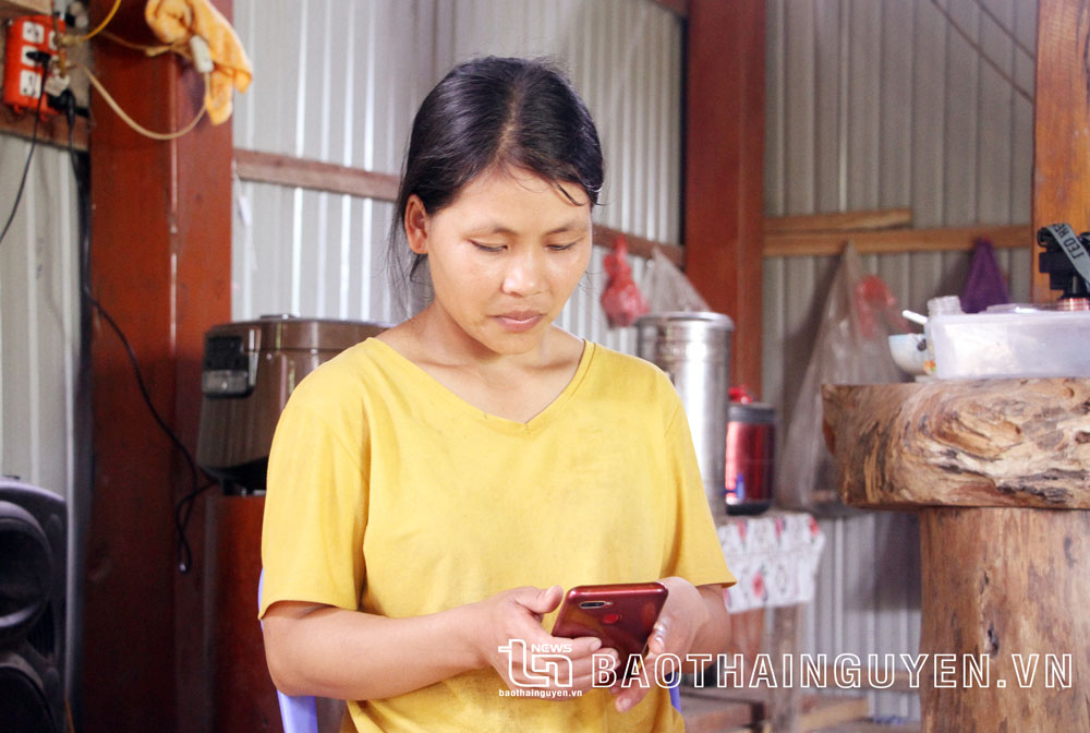  Chiếc điện thoại thông minh của chị Hoàng Thị Mã (ở xóm Lũng Luông, xã Thượng Nung, Võ Nhai) trước đây chủ yếu dùng để nghe nhạc. Từ khi có sóng 4G, chị đã có thể đọc báo, tham khảo các mô hình kinh tế.