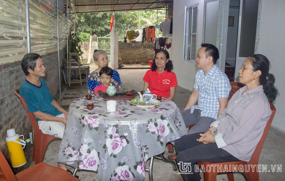  Đại diện Ban Chỉ đạo Công tác gia đình phường Mỏ Chè (TP. Sông Công) khảo sát áp dụng tiêu chí ứng xử trong gia đình tại tổ dân phố 10.