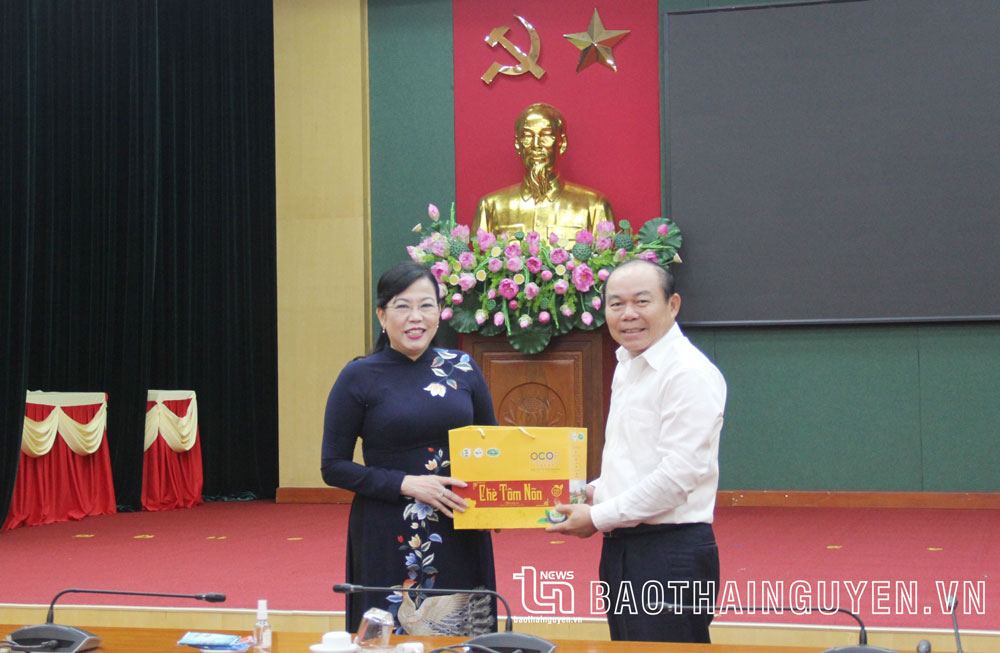  Đồng chí Bí thư Tỉnh uỷ Thái Nguyên Nguyễn Thanh Hải tặng quà lưu niệm cho đại diện Đoàn công tác của Liên minh HTX Việt Nam.