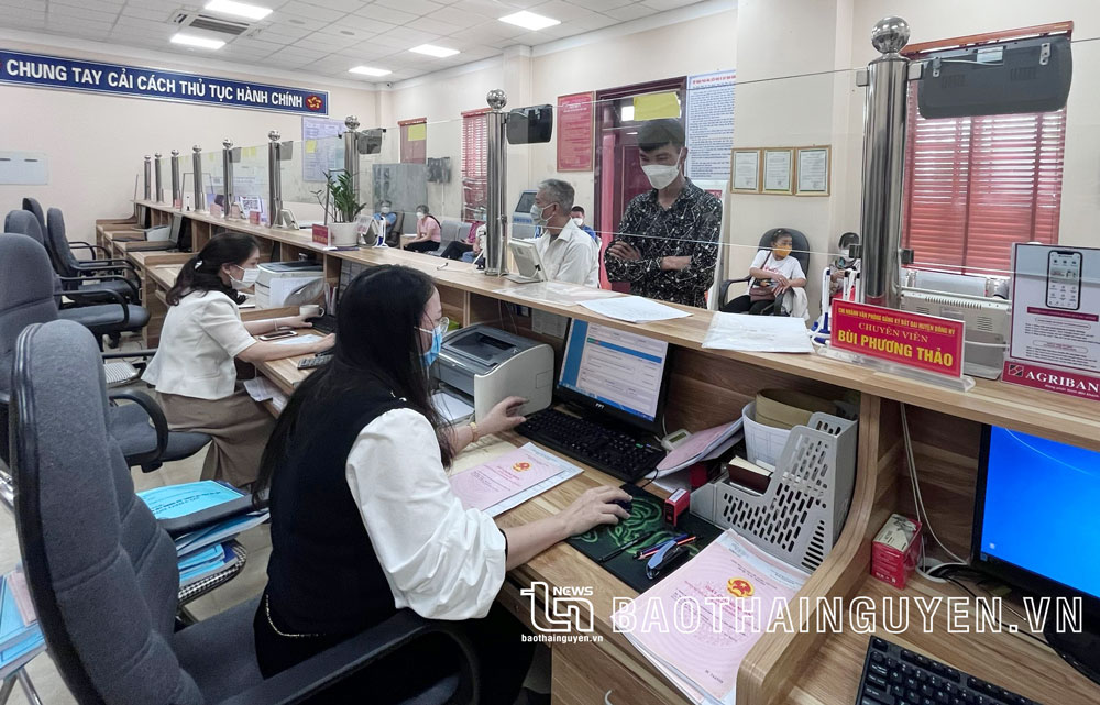  Nhiều người dân vẫn đến làm thủ tục hành chính trực tiếp tại Bộ phận Một cửa huyện Đồng Hỷ.