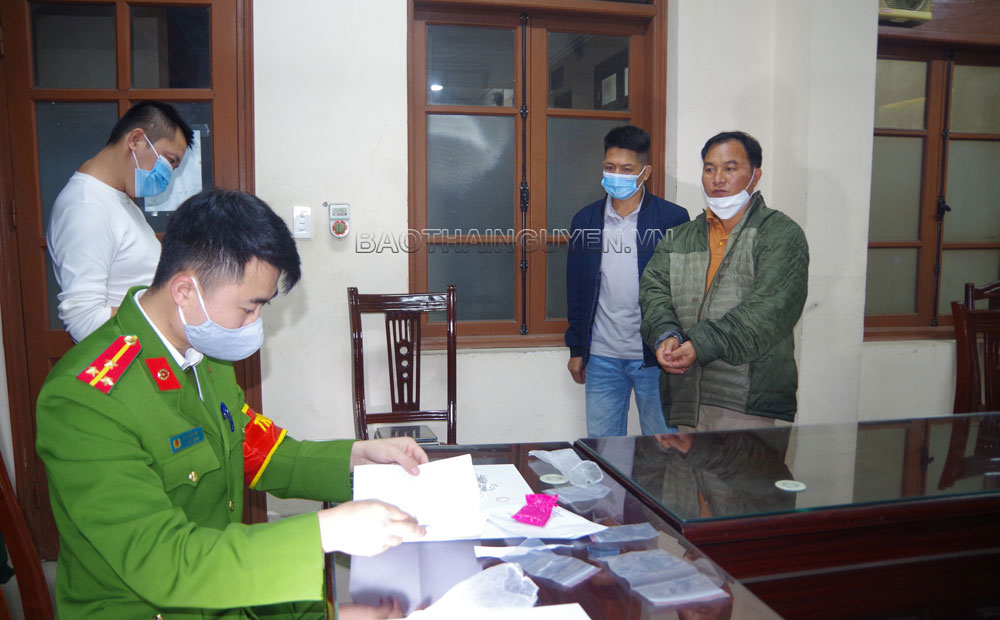  Đối tượng Nguyễn Đình Chinh (ngoài cùng bên phải) tại cơ quan Công an.
