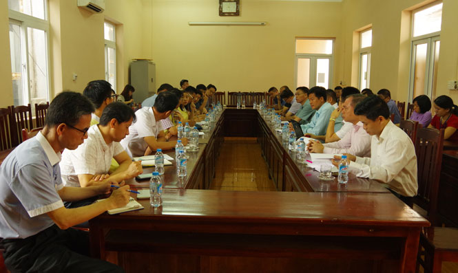  Lãnh đạo Ban Quản lý các KCN tỉnh đối thoại với đại diện các doanh nghiệp trong KCN.