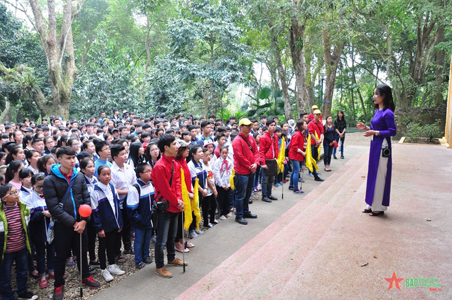  Nhân viên Khu di tích Chủ tịch Hồ Chí Minh tại Đá Chông (Khu K9) hướng dẫn các cháu học sinh tham quan, học tập. 