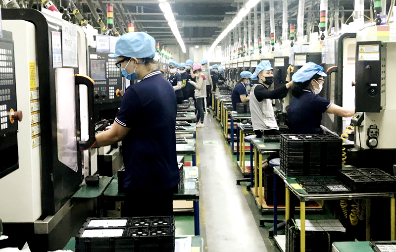  Sản xuất linh kiện điện tử tại Công ty TNHH KHVatec (Khu công nghiệp Điềm Thụy).