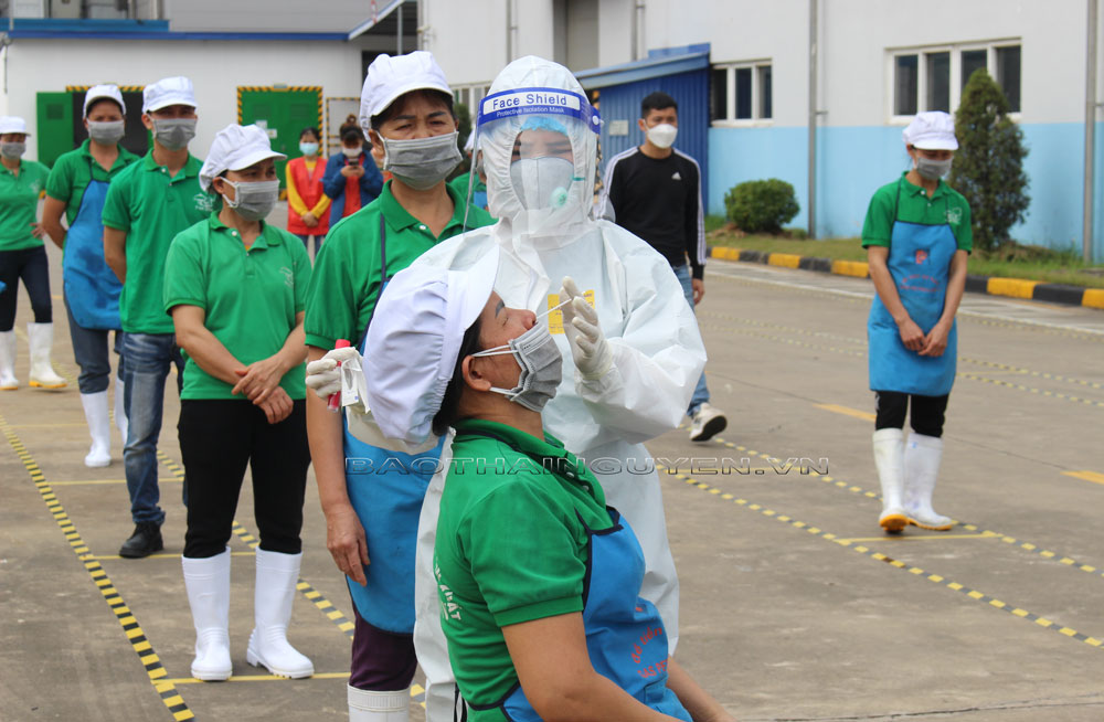  Lực lượng chức năng tiến hành lấy mẫu xét nghiệm SARS-CoV-2 đối với NLĐ tại Công ty TNHH RFTech Thái Nguyên.