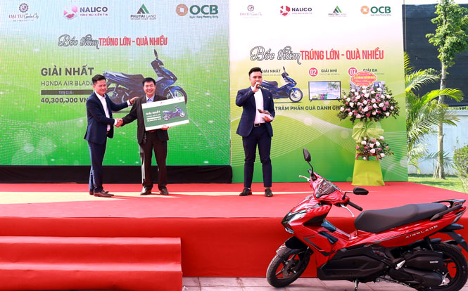  Ban Tổ chức trao phần quà may mắn cho khách hàng đầu tư vào Khu đô thị Đại Từ Garden City.