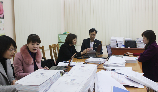   Tăng cường công tác thanh, kiểm tra sẽ là một trong những giải pháp mà ngành Thuế tỉnh thực hiện trong năm 2019. Trong ảnh: Cán bộ Cục Thuế tỉnh kiểm tra định kỳ tại doanh nghiệp.