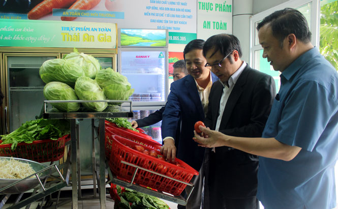 Các đại biểu thăm quan mô hình bày bán, giới thiệu nông sản an toàn của Hội Liên hiệp Phụ nữ tỉnh.