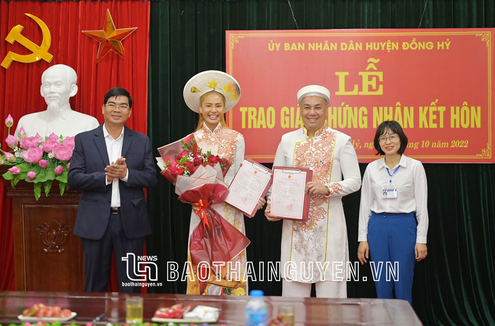  Lãnh đạo huyện Đồng Hỷ trao Giấy chứng nhận kết hôn và chúc mừng ông Nguyễn Hữu Lộc (quốc tịch Úc) và bà Nông Nguyệt Thúy (quốc tịch Việt Nam).