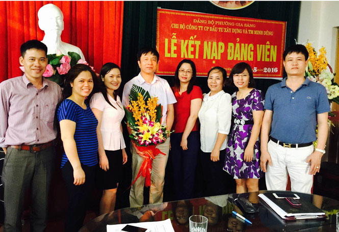  Đảng bộ T.P Thái Nguyên luôn quan tâm phát triển đảng viên trong khối doanh nghiệp tư nhân. Trong ảnh: Đồng chí Giám đốc Công ty CP Đầu tư, Xây dựng và Thương mại Minh Dũng vinh dự đứng trong hàng ngũ của Đảng.