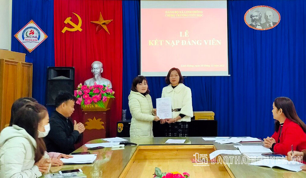  Chi bộ Trường Tiểu học Linh Thông tổ chức kết nạp đảng viên.
