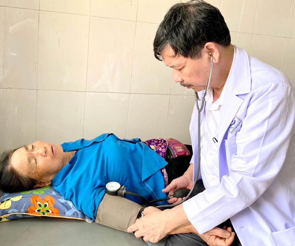 Bác sĩ Bệnh viện Trung ương Thái Nguyên khám sàng lọc bệnh lý sản khoa và tuyến vú... miễn phí cho phụ nữ xã Điềm Mặc (Định Hóa).