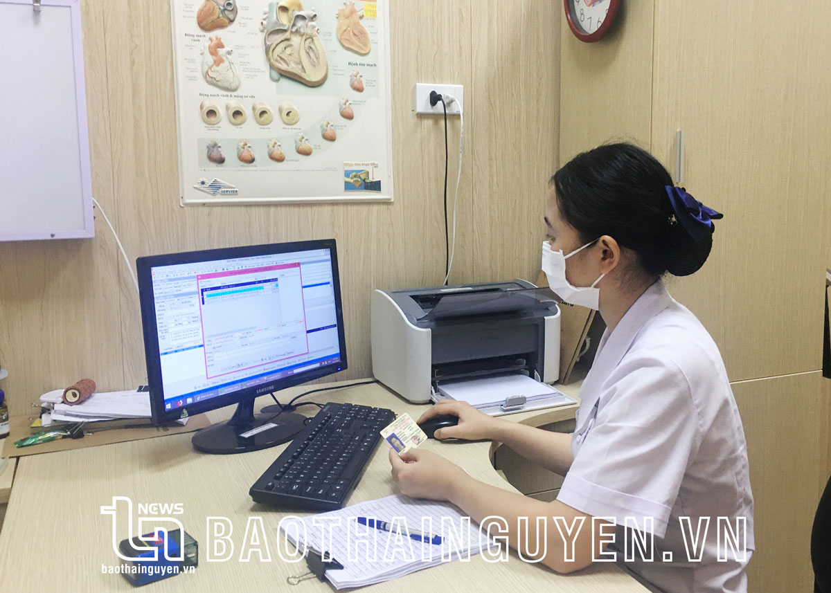  Khám, chữa bệnh bằng CCCD giúp cơ sở y tế xác định được bệnh sử của người bệnh. Trong ảnh: Tích hợp thông tin bệnh nhân trên phần mềm tại Bệnh viện Trung ương Thái Nguyên.