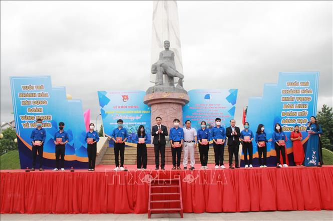  Tỉnh đoàn Khánh Hòa và Hội Doanh nhân dân trẻ tặng 20 suất quà hỗ trợ người dân, học sinh có hoàn cảnh khó khăn bị ảnh hưởng sau đại dịch COVID-19.