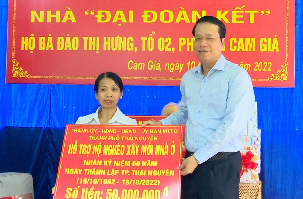  Đồng chí Dương Văn Lượng trao tiền hỗ trợ xây dựng nhà cho gia đình bà Đào Thị Hưng, tổ 2, phường Cam Giá.