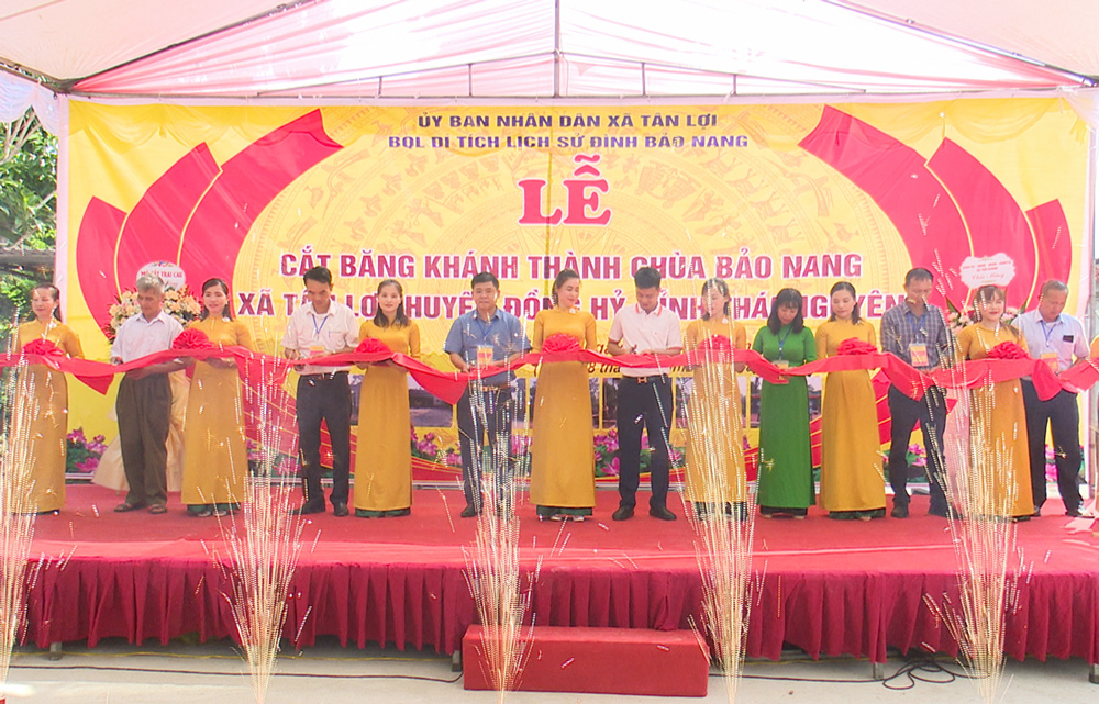  Đại diện chính quyền địa phương, các nhà hảo tâm và nhân dân đã làm Lễ cắt băng khánh thành chùa Bảo Nang.