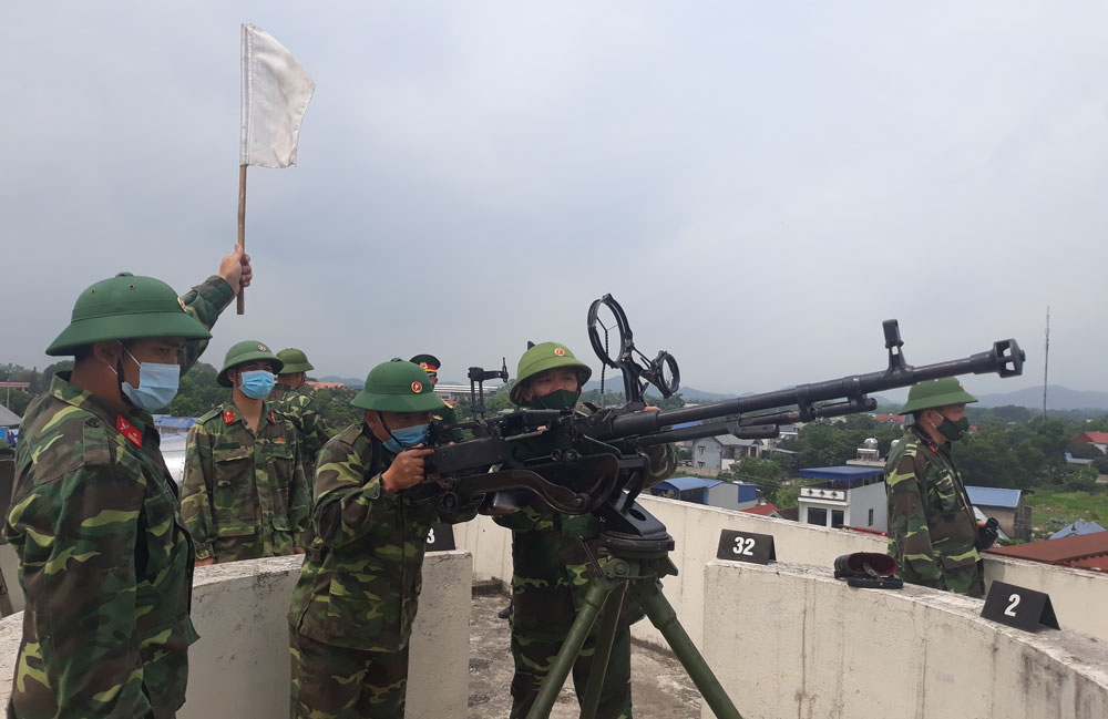 Khẩu đội súng máy phòng không thuộc Ban CHQS T.P Sông Công luyện tập phương án sẵn sàng chiến đấu.