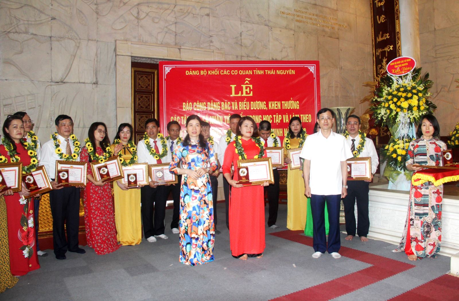  Lãnh đạo Đảng ủy Khối các cơ quan tỉnh Thái Nguyên biểu dương, khen thưởng các cá nhân tiêu biểu trong học tập và làm theo tư tưởng, đạo đức, phong cách Hồ Chí Minh tại Pác Bó, tỉnh Cao Bằng (Ảnh: T.L).