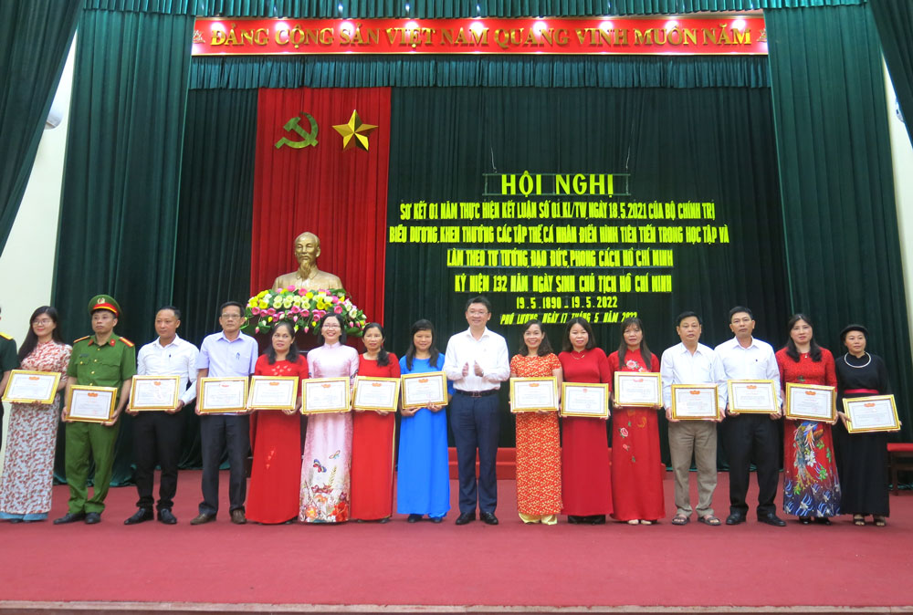 Đồng chí Nguyễn Quốc Hữu, Bí thư Huyện ủy Phú Lương trao Giấy khen cho các tập thể có thành tích xuất sắc trong học tập và làm theo tư tưởng, đạo đức, phong cách Hồ Chí Minh năm 2021.