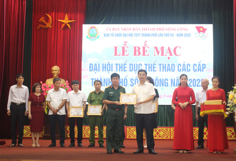  UBND TP. Sông Công đã khen thưởng các tập thể, cá nhân có thành tích xuất sắc tại Đại hội TDTT.