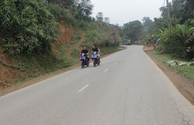  Hai thanh niên lưu thông trên tuyến đường tỉnh 268, đoạn qua xã Phú Tiến (Định Hóa) không những phóng nhanh mà còn không đội MBH.