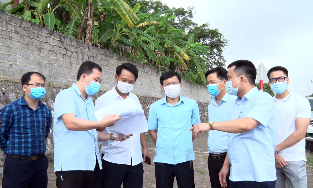    Đoàn kiểm tra tiến độ dự án đường liên xã Bách Quang - Tân Quang. 