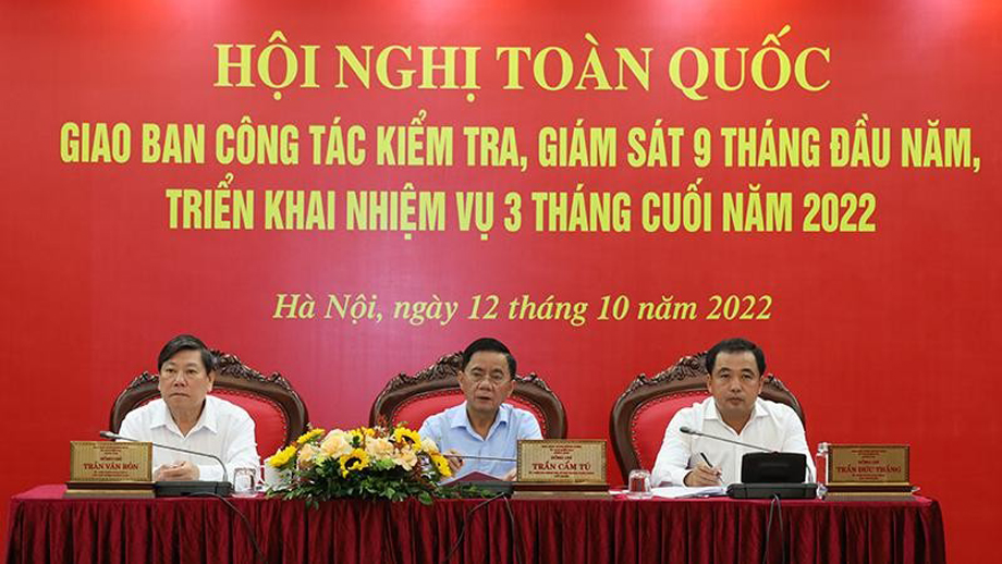  Các đồng chí chủ trì Hội nghị tại điểm cầu Hà Nội. Ảnh: nhandan.vn