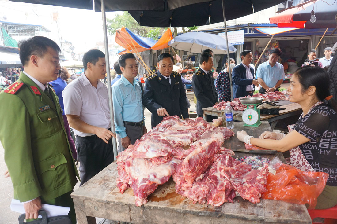  Đoàn liên ngành của tỉnh kiểm tra công tác đảm bảo an toàn vệ sinh thực phẩm đối với hộ kinh doanh thịt lợn tại chợ Ba Hàng, T.X Phổ Yên (ảnh chụp trước ngày 27/4/2021).