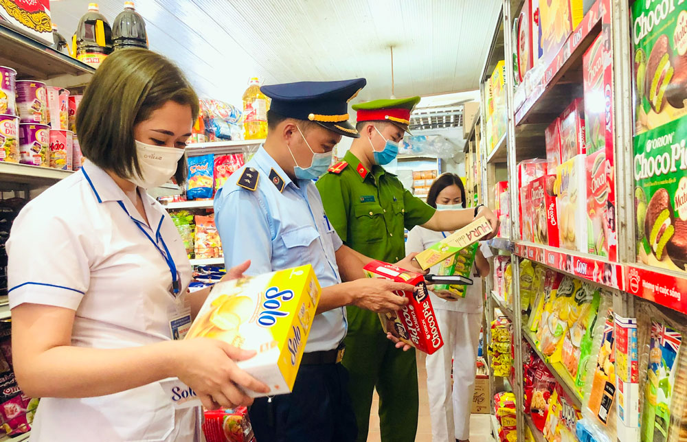  Đoàn liên ngành của huyện Định Hóa kiểm tra vệ sinh an toàn thực phẩm tại một cơ sở kinh doanh hàng tiêu dùng ở thị trấn Chợ Chu.