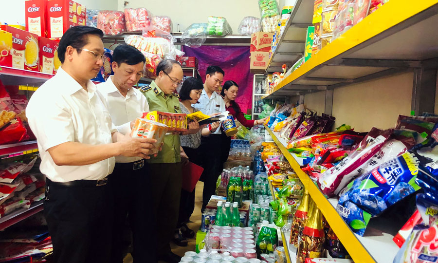  Đoàn công tác tiến hành kiểm tra tại một cửa hàng kinh doanh bao gói sẵn tại thị trấn Chợ Chu (Định Hóa).