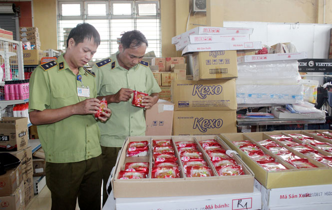  Các kiểm soát viên Đội Quản lý thị trường Định Hóa kiểm tra nguồn gốc, xuất xứ hàng hóa tại cử hàng tự chọn Trọng Thanh (thị trấn Chợ Chu).
