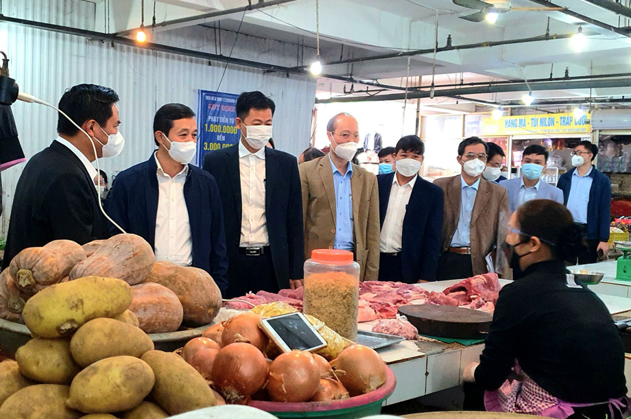  Đoàn công tác kiểm tra công tác phòng, chống dịch COVID-19 tại chợ Minh Cầu.