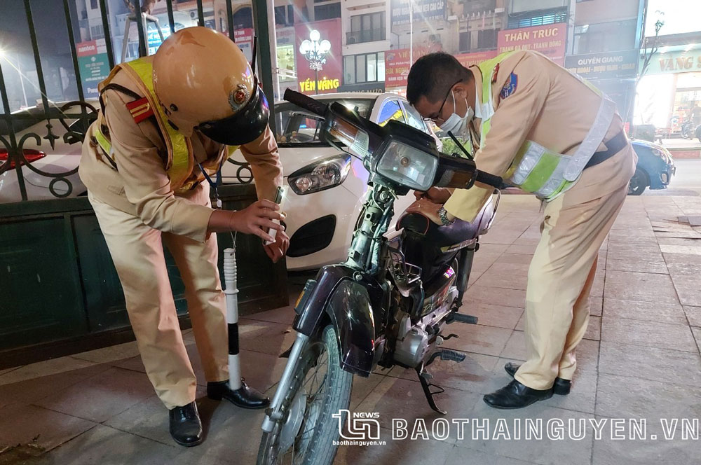  Cảnh sát giao thông – trật tự Công an T.P Thái Nguyên kiểm tra số khung, số máy xe vi phạm giao thông.