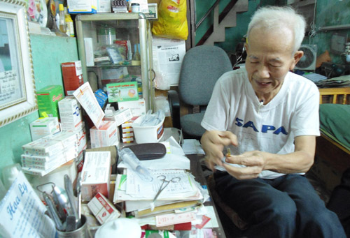 Thầy thuốc ưu tú Nguyễn Kim Chi đang chuẩn bị thuốc để điều trị cho người bệnh tại nhà.