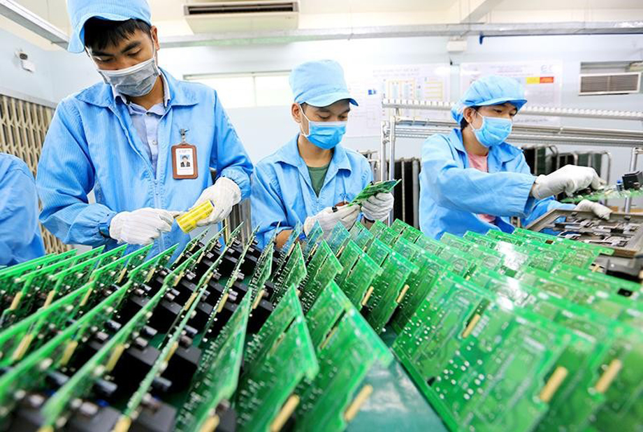  Chủ trương cổ phần hóa, cơ cấu lại doanh nghiệp nhà nước góp phần xây dựng thành phần kinh tế nhà nước phát triển vững mạnh. Trong ảnh: Công nhân làm việc tại một phân xưởng lắp ráp linh kiện điện tử.