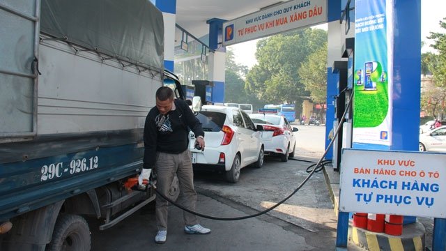  Người tiêu dùng chọn mua xăng E5 tại một số cây xăng Hà Nội.
