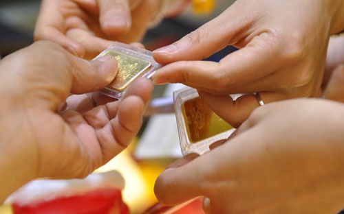  Một sự khác lạ khác và cũng là sự khác lạ nhất là giá vàng ở trong nước vẫn tiếp tục chênh lệch lớn và gia tăng so với giá vàng thế giới.