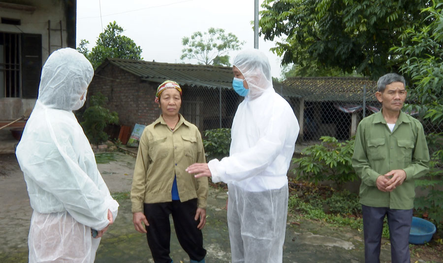  Lãnh đạo T.P Sông Công kiểm tra công tác phòng, chống dịch viêm da nổi cục trâu, bò tại xóm Na Chùa, xã Bá Xuyên.