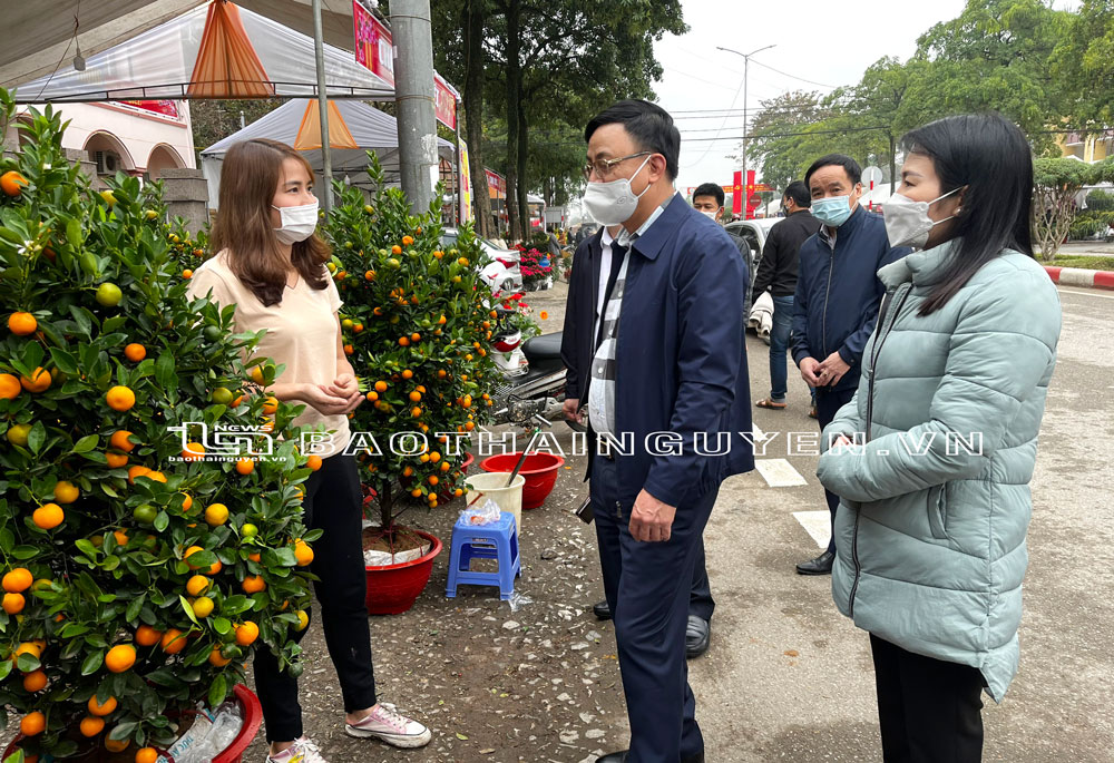  Đồng chí Đặng Xuân Trường kiểm tra công tác phòng, chống dịch COVID-19 tại chợ hoa Tết ở phường Trưng Vương.