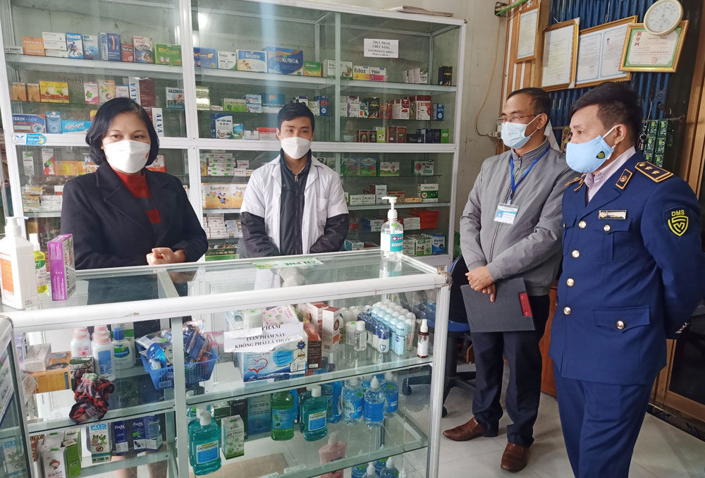  Lãnh đạo UBND huyện Phú Lương kiểm tra tại hiệu thuốc Thế Dũng ở xã Phấn Mễ.