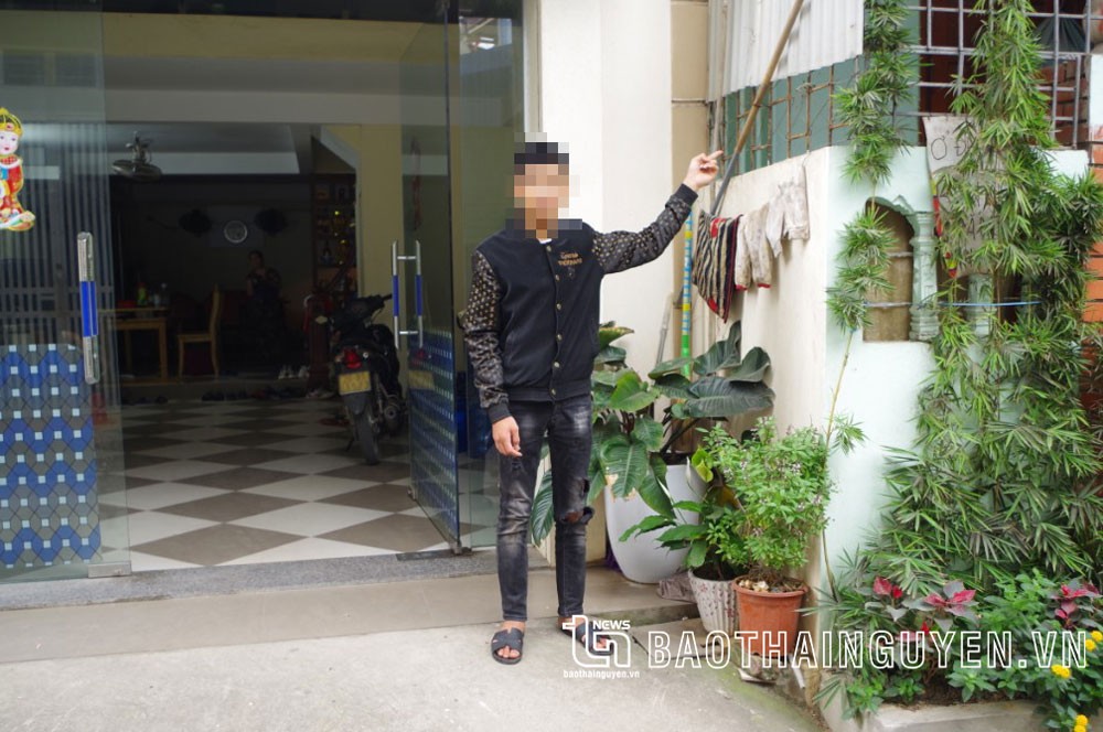  Đối tượng V.T.Đ. SN 2006, ở phường Phan Đình Phùng (TP. Thái Nguyên) tại hiện trường một vụ trộm chim cảnh.