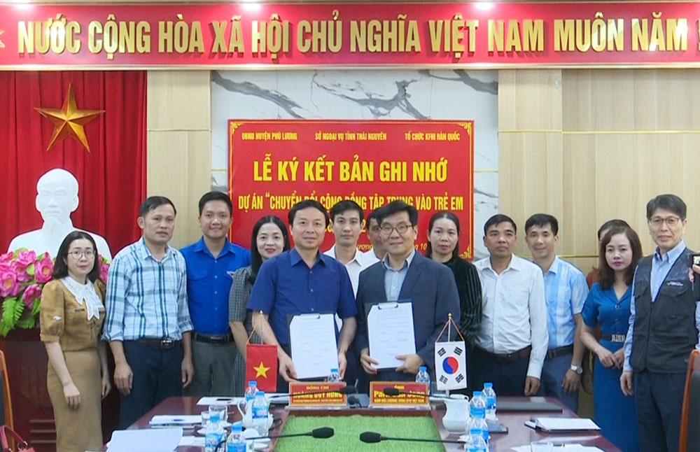  Lãnh đạo huyện Phú Lương và đại diện tổ chức KFHI ký kết biên bản ghi nhớ.