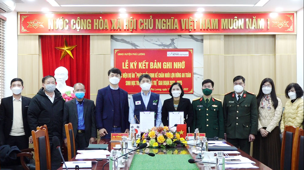  Đại diện lãnh đạo huyện Phú Lương và tổ chức KFHI - Hàn Quốc trao bản ghi nhớ thực hiện Dự án. 