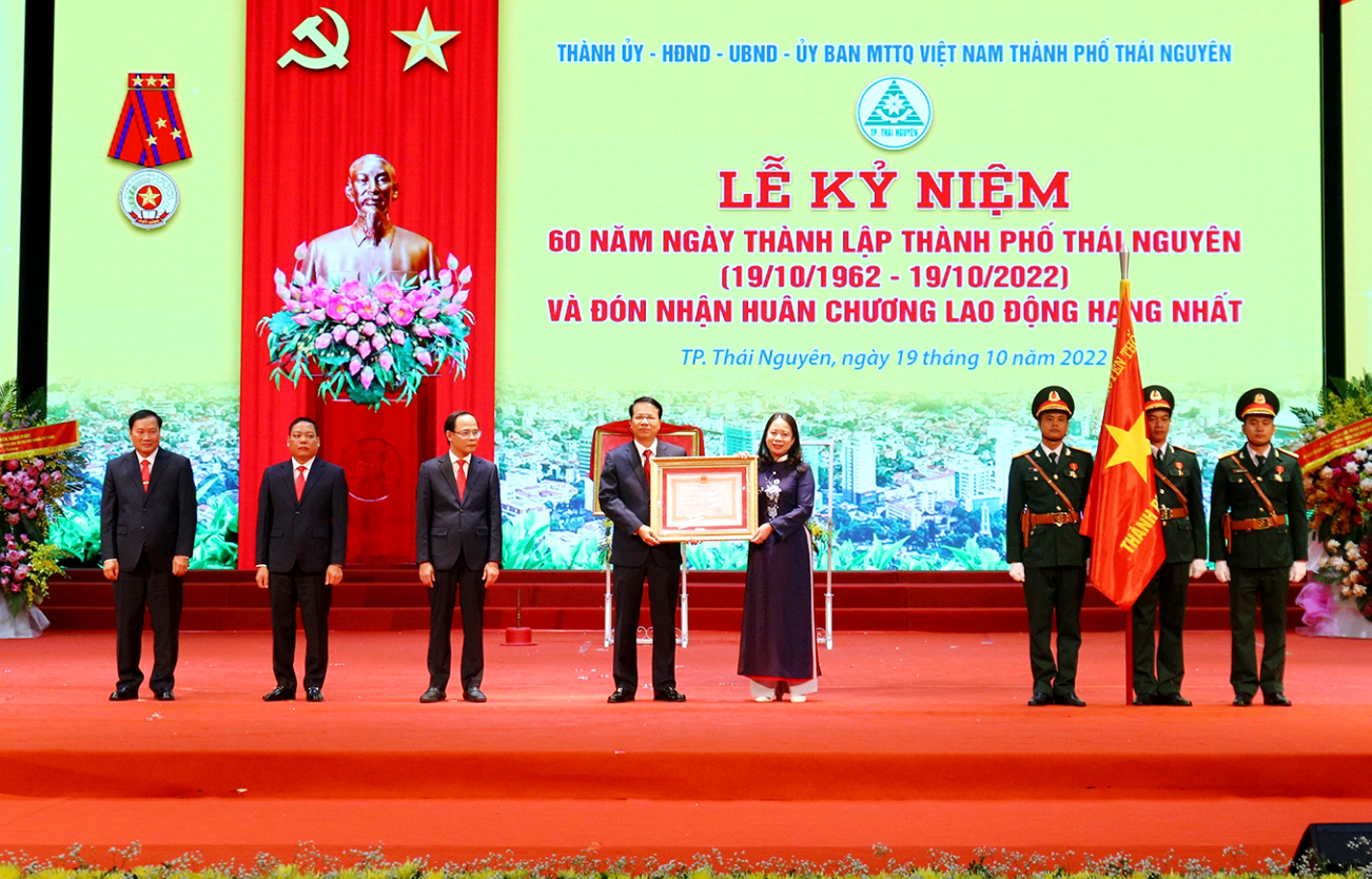  国家副主席武氏映春为太原市党部、政权和人民颁发一等劳动勋章。
