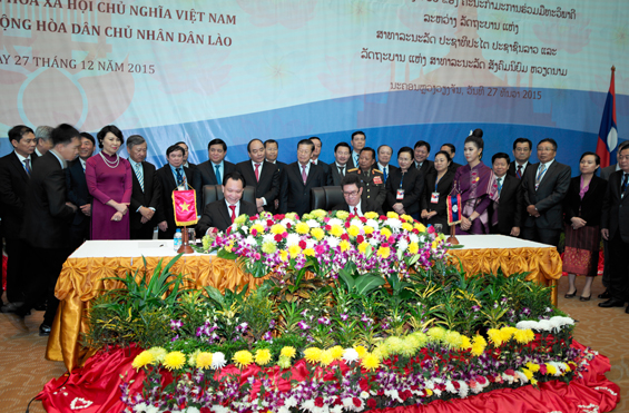  Đại diện Công ty CP Khoáng sản và Công nghiệp Chiến Công ký kết bổ sung hợp đồng khai thác mỏ tại Lào. 